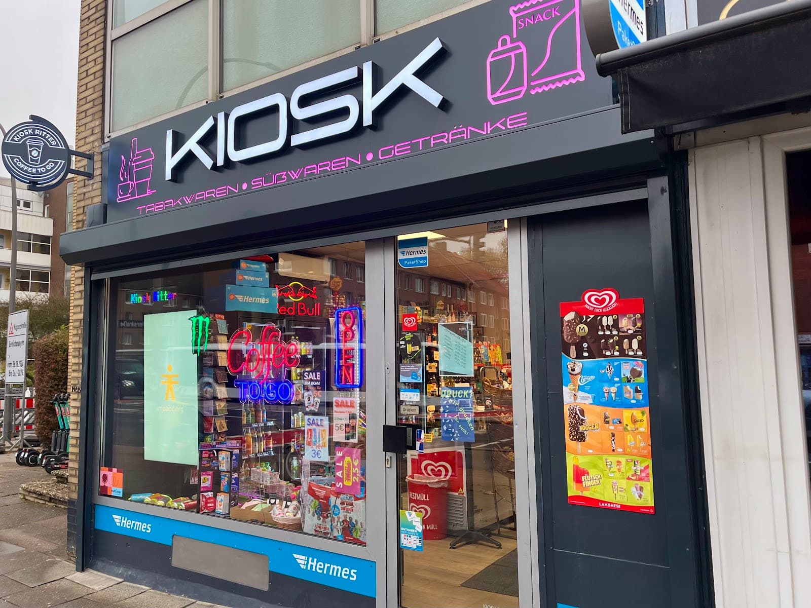 Kiosk Ritter an der Wandsbeker Chaussee – anthrazit, pinke Neonreklame, Coffee to go